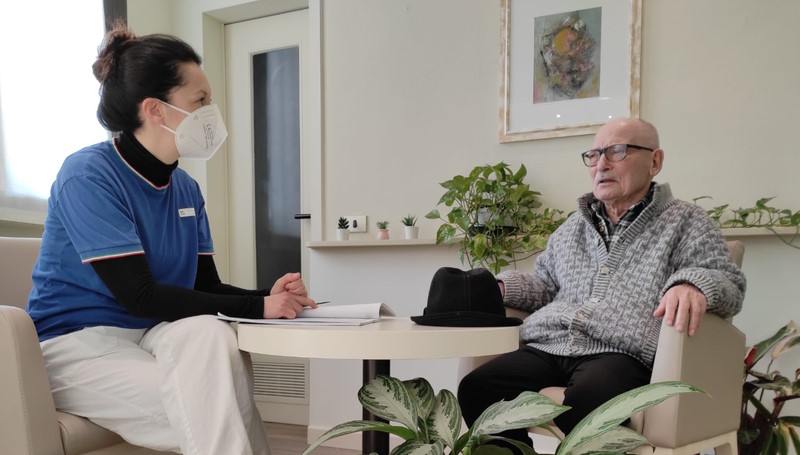 Ospite parla con una psicologa