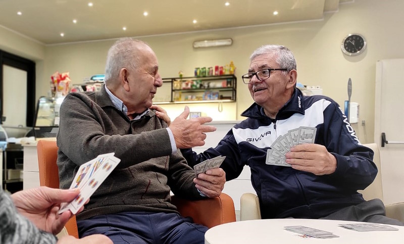 Ospiti nel centro diurno giocano a carte